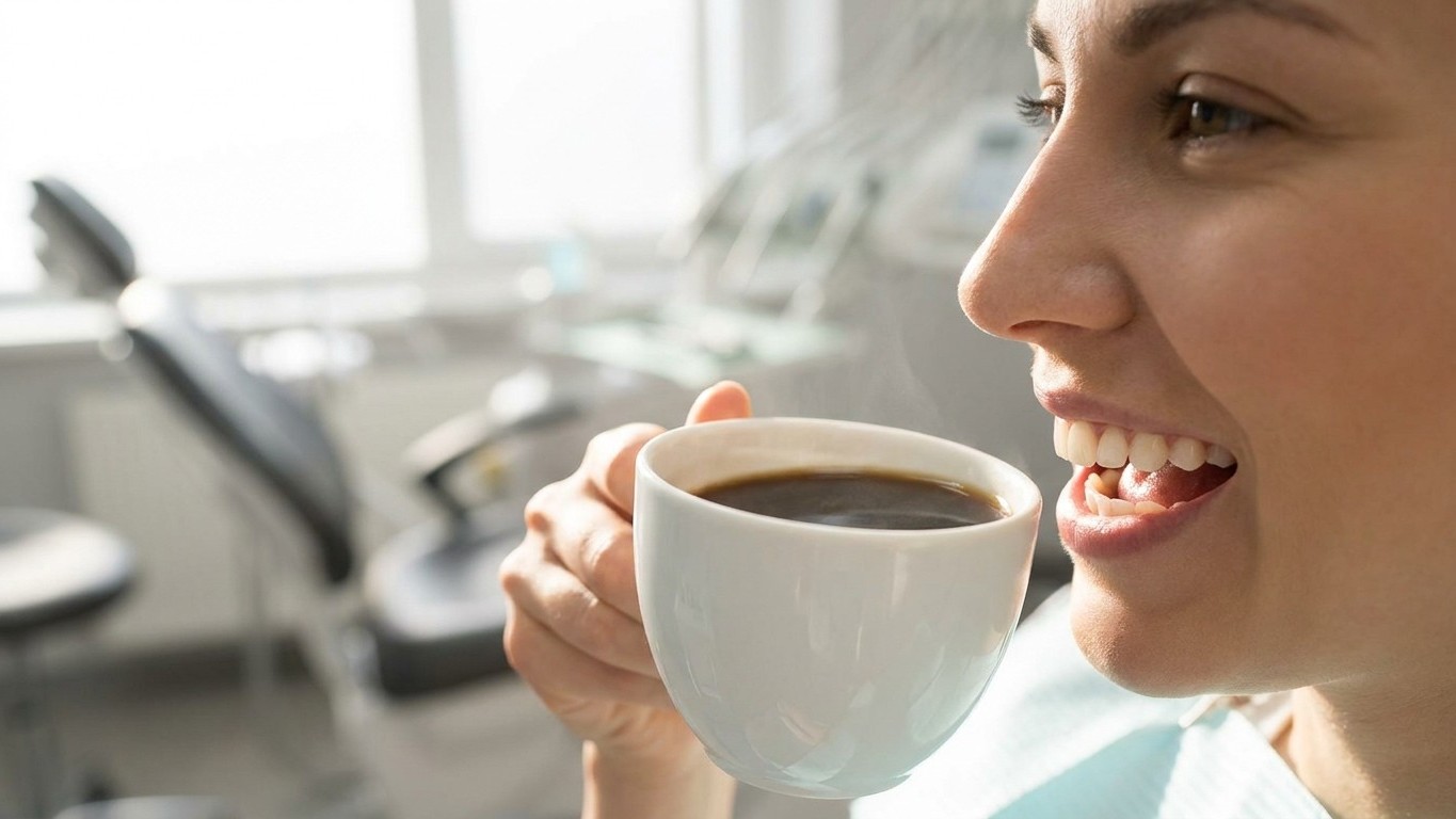 Je me brossais les dents juste après mon café depuis 30 ans : ma dentiste m'a montré ce que ma brosse faisait à l'émail à ...