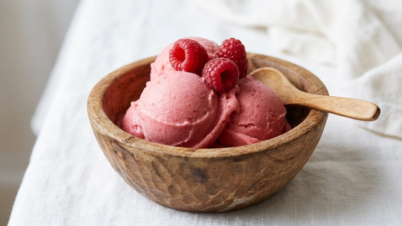 « C'est meilleur que la glace du glacier » : ce sorbet sans sorbetière ne demande que des framboises surgelées et du froma...