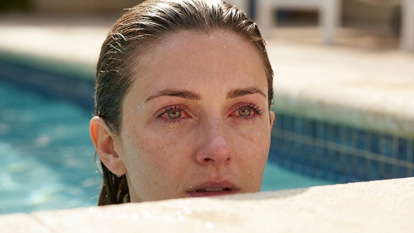 « Je pensais que c'était juste le chlore » : pourquoi vos yeux rouges après la piscine sont un signal bien plus gênant