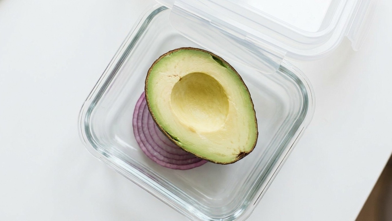 Tout le monde arrose son demi-avocat de jus de citron avant de le ranger : c'est un tout autre ingrédient qu'il faut poser...